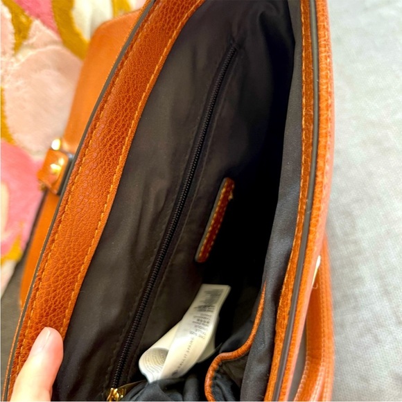 Elegant Tan Leather Shoulder Bag - Picture 4 of 4